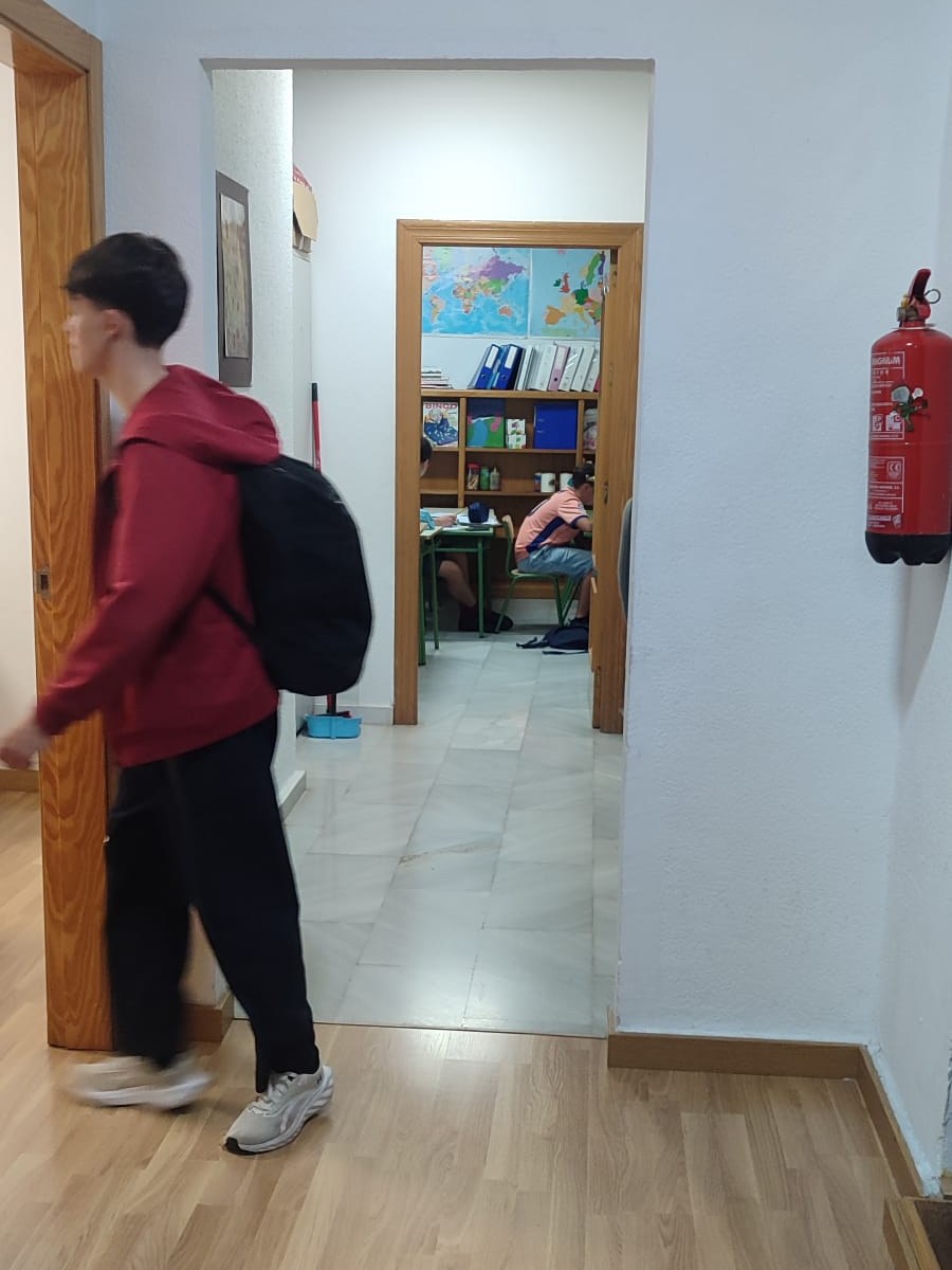 Pasillo hacia las aulas
